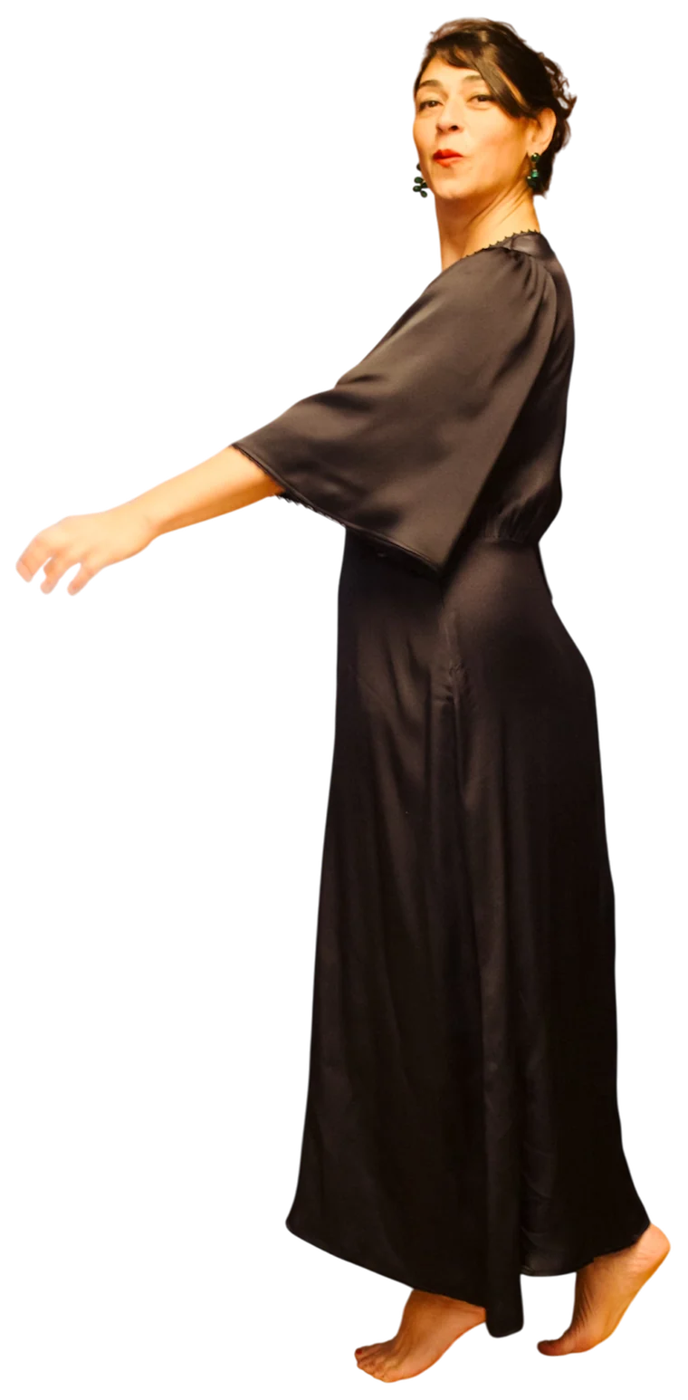Mehlika Tanriverdi tanzt barfuß auf Zehenspitzen